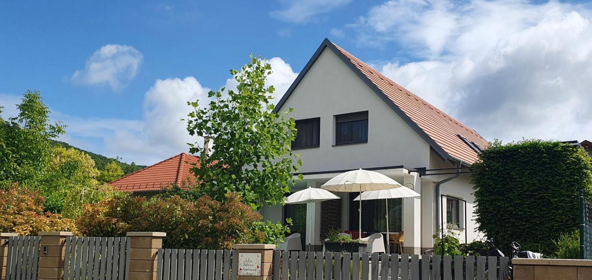 Relax Balaton Apartmanok Balatonfured Exterior photo